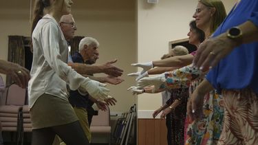 Miembros de Hampshire Regency Dancers practican danza en Winchester, Inglaterra, el 10 de septiembre de 2025, antes del Festival Jane Austen de 10 días que comienza el viernes. (Foto AP/Joanna Chan)