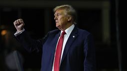 El expresidente y precandidato republicano Donald Trump saluda a sus partidarios tras ofrecer un discurso durante un acto de campaña en Manchester, Nueva Hampshire, el sábado 20 de enero de 2024. (AP Foto/Matt Rourke)