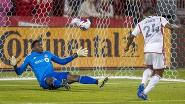 DeJuan Jones, del Revolution de Nueva Inglaterra, marca un gol ante Sean Johnson, arquero de Toronto, el sábado 6 de mayo de 2023, en un partido de la MLS (Frank Gunn/The Canadian Press via AP)