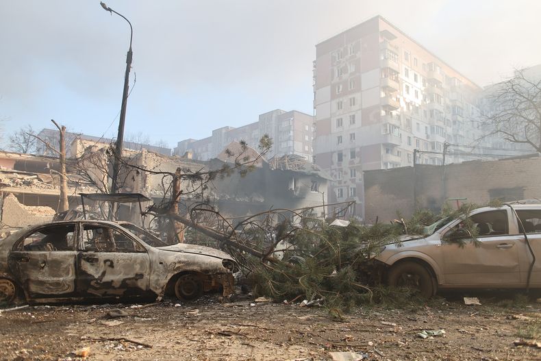 Automóviles calcinados frente a un edificio residencial que resultó gravemente dañado en un ataque ruso, el miércoles 19 de noviembre de 2025, en Ternópil, Ucrania. (AP Foto/Vlad Kravchuk)