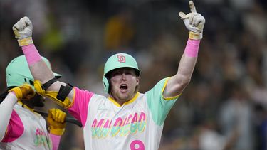 Padres reducen a 1 juego su número mágico
