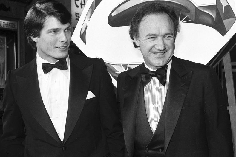 ARCHIVO - Los actores Christopher Reeve, izquierda, y Gene Hackman llegan al estreno de la cinta Superman en Los Ángeles, California, el 15 de diciembre de 1978. (AP Foto/Reed Saxon, archivo)