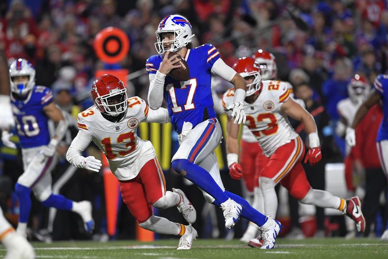 ARCHIVO - Josh Allen, quarterback de los Bills de Buffalo, elude a Nazeeh Johnson, de los Chiefs de Kansas City, en el duelo del domingo 17 de noviembre de 2024 (AP Foto/Adrian Kraus, File)