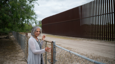la mujer que tiene la llave del muro fronterizo de ee.uu. con mexico