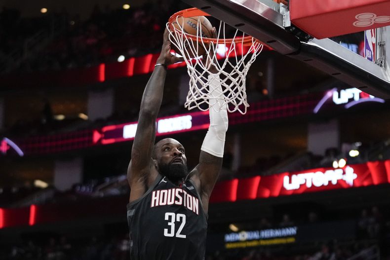 Jeff Green, alero de los Rockets de Houston, realiza una clavada en el encuentro del viernes 22 de noviembre de 2024, ante los Trail Blazers de Portland (AP Foto/Ashley Landis)