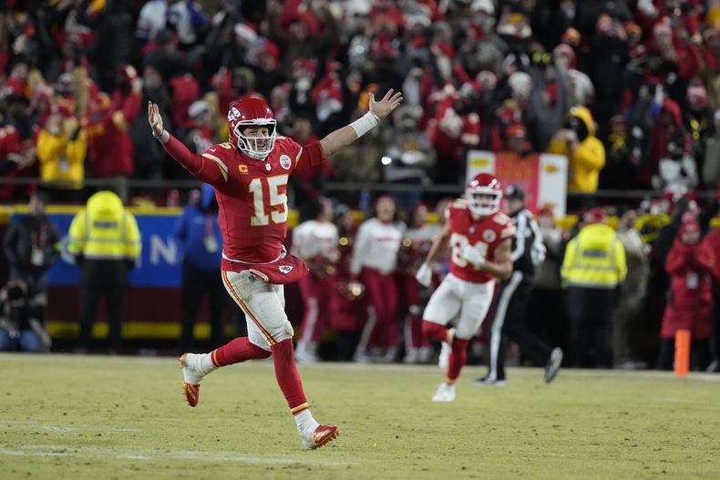 Patrick Mahomes (15), quarterback de los Chiefs de Kansas City, celebran después de derrotar 32-29 a los Bills de Buffalo en el Juego de Campeonato de la AFC, en los playoffs de la NFL, el domingo 26 de enero de 2025, en Kansas City, Missouri. (AP Foto/Ed Zurga)