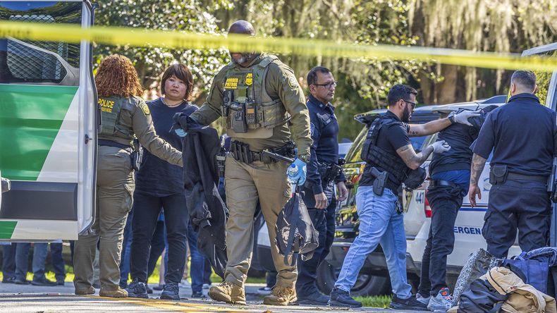 ARCHIVO - Policías detienen a migrantes en el área metropolitana de Coral Gables, Florida, el 28 de enero de 2025. (Pedro Portal/Miami Herald vía AP/Archive)