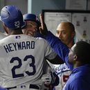 Freddie Freeman festeja con Jason Heyward, su compañero en los Dodgers de Los Ángeles, luego de batear un jonrón ante los Nacionales de Washington, el martes 30 de mayo de 2023 (AP Foto/Ashley Landis)
