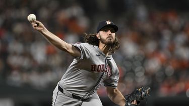 Spencedr Arrighetti, pitcher de los Astros de Houston, lanza en el duelo del jueves 22 de agosto ante los Orioles de Baltimore (AP Foto/Terrance Williams)