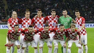 americateve | El jugador de Croacia y del Real Madrid, Luka Modric, abajo derecha, posa con sus compa&ntilde;eros de la selecci&oacute;n antes de un partido contra Italia por las eliminatorias de la Eurocopa el domingo, 16 de noviembre de 2014, en Mil&aacute;n.(AP Phot