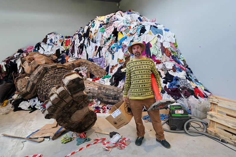 El artista danés del reciclaje Thomas Dambo posa para una fotografía en su nueva exposición The Garbage Man (El hombre basura) en el Museo de Arte Contemporáneo de Arken, en Ishoj, Dinamarca, el 14 de mayo de 2026. (AP Foto/James Brooks)