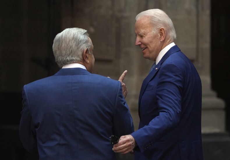 ARCHIVO - El presidente estadounidense Joe Biden y el mexicano Andrés Manuel López Obrador conversan antes de la foto oficial de la Cumbre Norteamericana en el Palacio Nacional, Ciudad de México, 10 de enero de 2023. Los dos estrechos aliados, que no siempre se llevan bien personalmente se reunirán el viernes 17 de noviembre de 2023 en San Francisco para hablar sobre migración, tráfico de fentanilo y las relaciones con Cuba.(AP Foto/Fernando Llano, File)