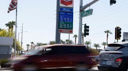 Una gasolinera de Chevron muestra precios el viernes 18 de septiembre de 2026, en la Eastern Avenue en Las Vegas.(Bizuayehu Tesfaye/Las Vegas Review-Journal via AP)