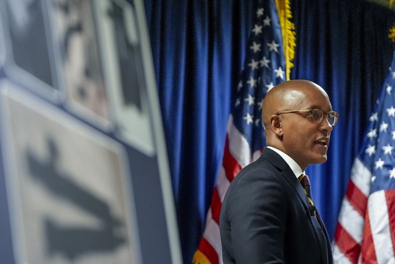 El fiscal federal Damian Williams habla sobre los cargos federales de tráfico sexual y extorsión contra Sean Diddy Combs durante una conferencia de prensa el martes 17 de septiembre de 2024 en Nueva York. (Foto AP/Pamela Smith)