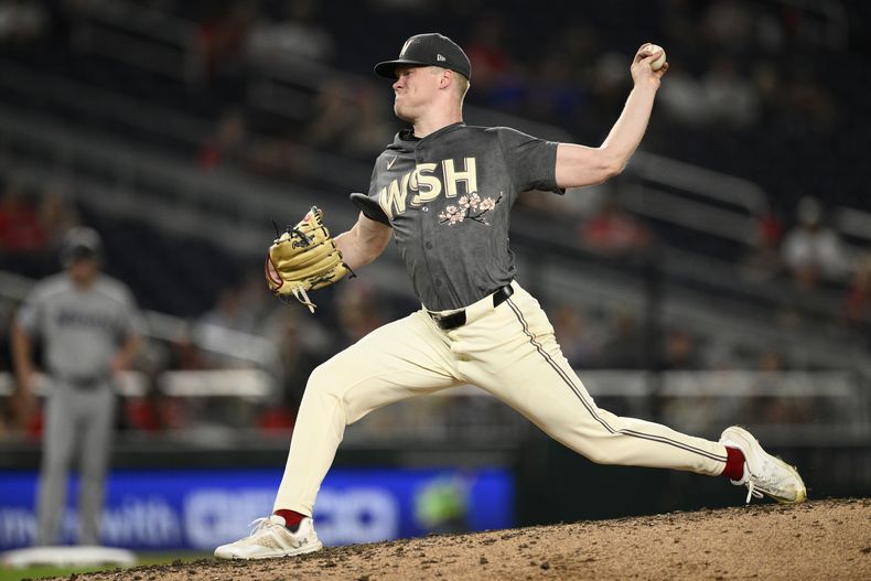 DJ Herz, abridor de los Nacionales de Washington, lanza en el juego ante los Marlins de Miami, el viernes 13 de septiembre de 2024 (AP Foto/Nick Wass)