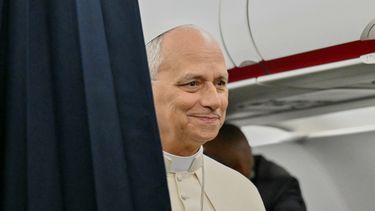 El papa León XIV habla con los periodistas a bordo del vuelo de Metz, Francia, a Roma, Italia, al término de su visita de cuatro días a Francia, el lunes 28 de septiembre de 2026. (Alberto Pizzoli/Foto de pool vía AP)