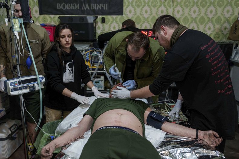 Un soldado ucraniano herido en el frente de batalla cerca de Pokrovsk el 23 de diciembre del 2024. (AP foto/Evgeniy Maloletka)