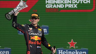 Verstappen gana en casa y extiende su ventaja en la cima