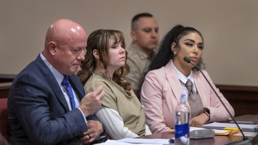 ARCHIVO - Hannah Gutiérrez-Reed, centro, con su abogado Jason Bowles, izquierda, y la asistente legal Carmella Sisneros, derecha, se preparan para una audiencia de sentencia en el tribunal de distrito estatal en Santa Fe, Nuevo México, el 15 de abril de 2024. (Eddie Moore/The Albuquerque Journal via AP, Pool, archivo)