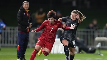 Thi Tuyet Dung Nguyen de Vietnam y Annalie Longo de Nueva Zelanda pelean por el balón durante un encuentro de preparación para la Copa Mundial el lunes 10 de julio del 2023. (AP Foto/John Cowpland )