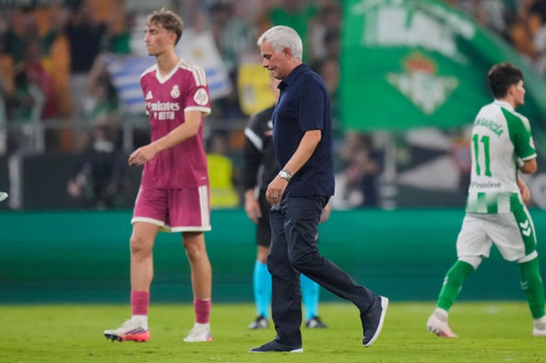 El entrenador del Real Madrid Jose Mourinho sale del campo tras el partido de La Liga ante el Sevilla el viernes 4 de septiembre del 2026. (AP Foto/Jose Breton)