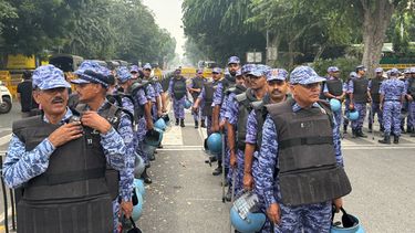 Miembros de las fuerzas de seguridad forman en el recinto donde una protesta reclama la renuncia del director de la comisión electoral, en Nueva Delhi, India, el 10 de octubre de 2026. (AP Foto/Manish Swarup)