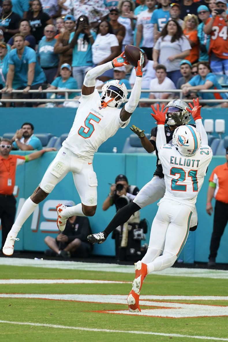 Jalen Ramsey (5), cornerback de los Dolphins de Miami, intercepta un pase en la zona de anotación que buscaba las manos de Tre Tucker (11), wide receiver de los Raiders de Las Vegas durante la segunda mitad del juego de la NFL, el domingo 19 de noviembre de 2023, en Miami Gardens, Florida. Los Dolphins vencieron 20-13 a los Raiders. (AP Foto/Wilfredo Lee )
