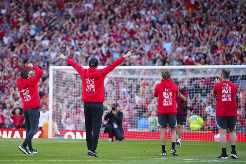 El entrenador del Liverpool, Jurgen Klopp, reacciona a los aficionados después del partido de fútbol de la Liga Premier inglesa entre el Liverpool y el Wolverhampton Wanderers en el estadio de Anfield en Liverpool, Inglaterra, el domingo 19 de mayo de 2024. (AP Foto/Jon Super)