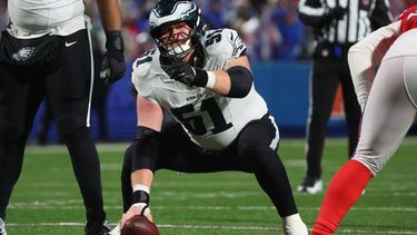 ARCHIVO - Foto del 28 de diciembre del 2025, el center de los Eagles de Filadelfia Cam Jurgens en posición para el encuentro ante los Bills de Buffalo. (AP Foto/ Jeffrey T. Barnes, Archivo)