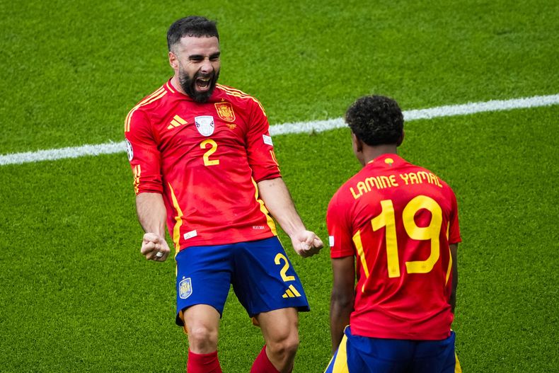 El español Dani Carvajal celebra con su compañero Lamine Yamal tras anotar el tercer gol de su equipo en el juego ante Croacia en el Grupo B de la Eurocopa el sábado 15 de junio del 2024. (AP Foto/Petr Josek)
