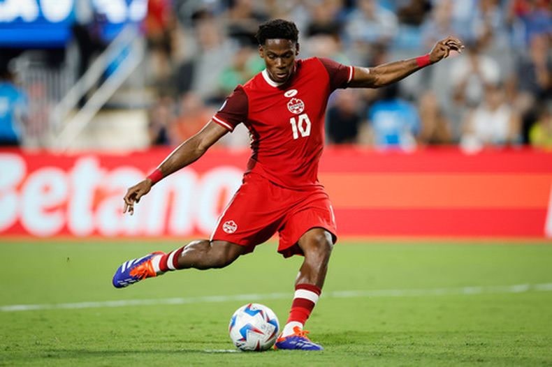 ARCHIVO - Jonathan David, de la selección de Canadá, cobra un penal en la tanda ane Uruguay para definir al tercer lugar de la Copa América, el sábado 13 de julio de 2024, en Charlotte, Carolina del Norte (AP Foto/Nell Redmond, archivo)