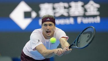 Alexander Zverev devuelve ante Cameron Norrie en el Abierto de China, el jueves 1 de octubre de 2026, en Beijing.(AP Foto/Achmad Ibrahim)