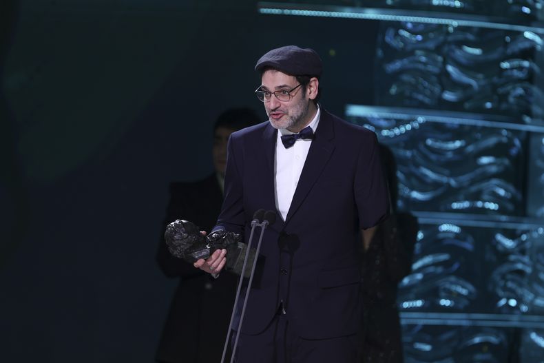 Alex Lora recibe el premio a mejor cortometraje por La gran obra durante la 39ª ceremonia de los Premios Goya en Granada, España, el sábado 8 de febrero de 2025, en Granada. (Foto AP/Fermin Rodriguez)