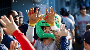 Jarren Duran (16), de los Medias Rojas de Boston, es felicitado por sus compañeros de equipo después de batear un cuadrangular solitario durante la sexta entrada del juego de béisbol de Grandes Ligas contra los Dodgers de Los Ángeles, el domingo 2 de agosto de 2026, en Los Ángeles. (AP Foto/Caroline Brehman)