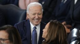 El presidente estadounidense Joe Biden sonríe a la vicepresidenta Kamala Harris a su llegada a la Rotonda del Capitolio de Estados Unidos, en Washington, para la ceremonia de investidura de Donald Trump, el lunes 20 de enero de 2025. (AP Foto/Julia Demaree Nikhinson, Pool)