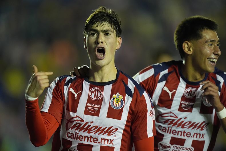 Armando González, del Guadalajara, festeja tras anotar el segundo tanto de su equipo ante el América en el clásico mexicano, el sábado 13 de septiembre de 2025 (AP Foto/Fernando Llano)
