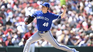 Ryan Yarbrough de los Reales de Kansas City lanza ante los Indios de Cleveland, el domingo 9 de julio de 2023. (AP Foto/Nick Cammett)