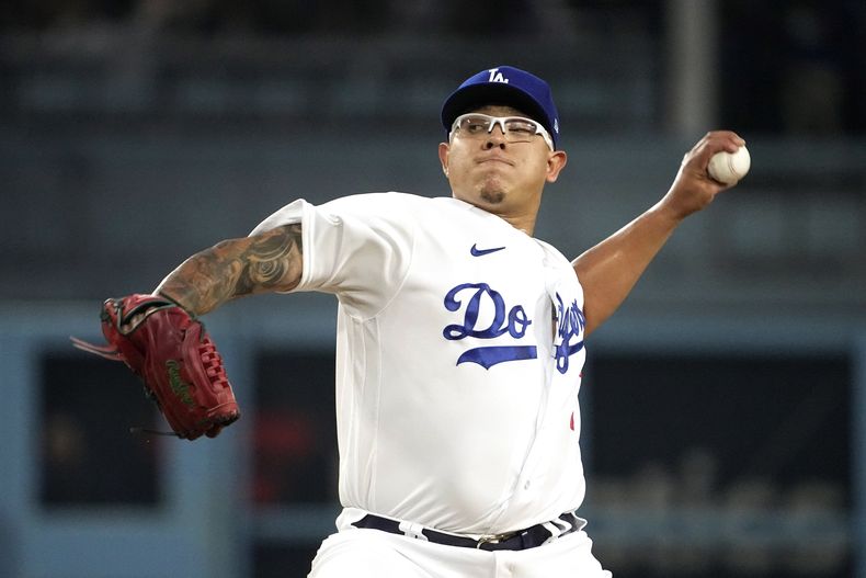 ARCHIVO - Julio Urías de los Dodgers de Los Ángeles lanza ante los Bravos de Atlanta, el viernes 1 de septiembre de 2023, en Los Ángeles. (AP Foto/Mark J. Terrill, archivo)