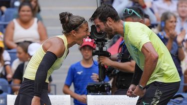 ARCHIVO - Los italianos Sara Errani y Andrea Vavassori celebran su victoria ante los estadounidenses Taylor Townsend y Donald Young en la final del Abierto de Estados Unidos de tenis, el jueves 5 de septiembre de 2024, en Nueva York. (AP Foto/Julia Nikhinson)