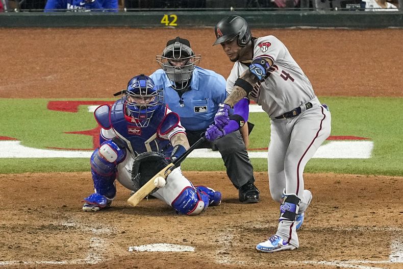 Ketel Marte, de los Diamondbacks de Arizona, batea un sencillo productor de dos carreras en contra de los Rangers de Texas durante a octava entrada del Juego 2 de la Serie Mundial de béisbol, el sábado 28 de octubre de 2023, en Arlington, Texas. (AP Foto/Tony Gutierrez)