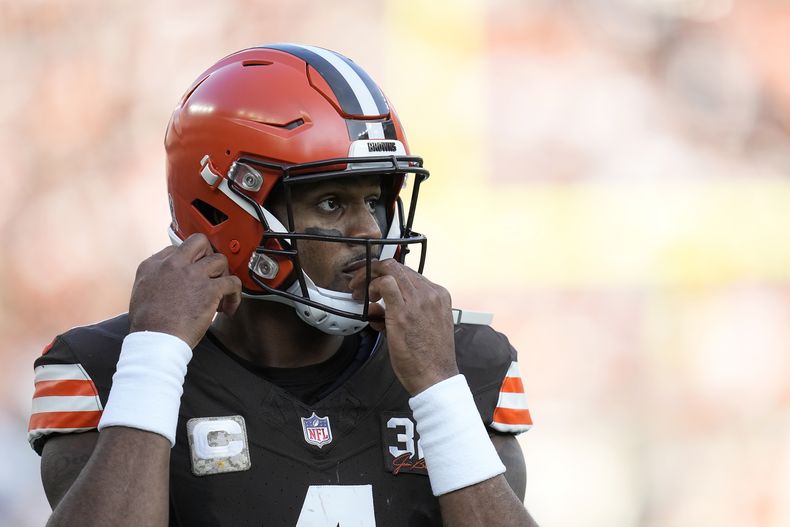 Deshaun Watson (4) quarterback de los Browns de Cleveland ajusta su casco durante la 2da mitad del juego de NFL ante los Cardinals de Arizona, el domingo 5 de noviembre, en Cleveland. (AP Foto/Sue Ogrocki)