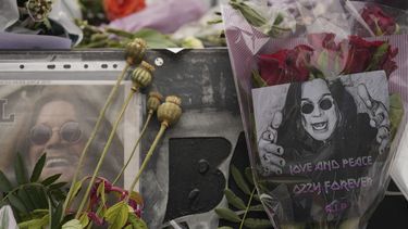 Fans depositan flores y mensajes para conmemorar la muerte de Ozzy Osbourne en el puente Black Sabbath en Birmingham, el miércoles 23 de julio de 2025. (Foto AP/Kin Cheung)