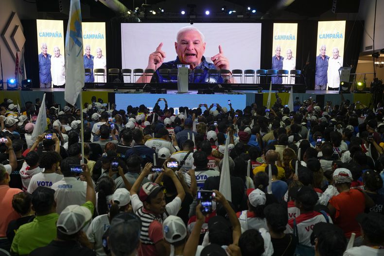 El expresidente Ricardo Martinelli envía un mensaje en video a los partidarios del candidato presidencial José Raúl Mulino durante un acto de clausura de campaña en la Ciudad de Panamá, el domingo 28 de abril de 2024. Panamá celebrará elecciones generales el 5 de mayo. (Foto AP/Matías Delacroix)