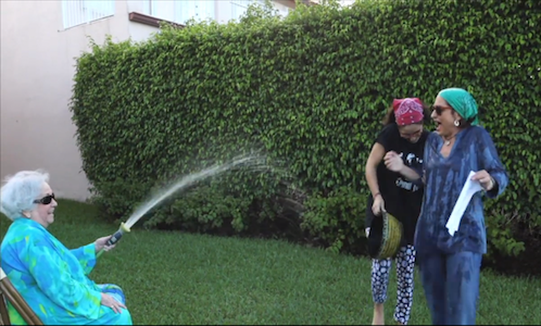 Gloria Estefan y el reto de la cubeta de hielo. Mira que divertido! Además retó a todos los demás a igualar su donación de $ 10,000!