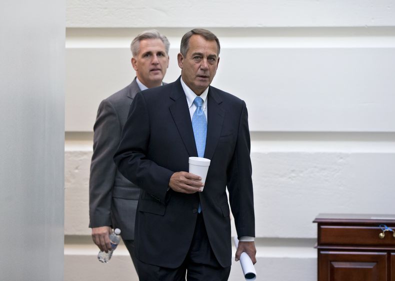 El presidente de la c&aacute;mara baja, el republicano John Boehner, camina con su colega Kevin McCarthy, a la izquierda, encargado de la disciplina de la mayor&iacute;a republicana en ese recinto legislativo, para reunirse con sus compa&ntilde;eros de pa
