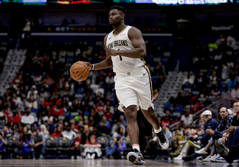 Zion Willilamson, alero de los Pelicans de Nueva Orleáns, conduce el balón en el duelo ante los Rockets de Houtson, el jueves 22 de febrero de 2024 (AP Foto/Derick Hingle)