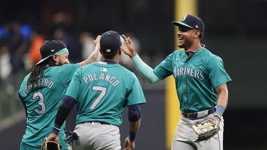 El dominicano de los Marineros de Seattle Julio Rodríguez (derecha) celebra junto a J.P. Crawford (3) y su compatriota Jorge Polanco (7) luego del triunfo sobre los Cerveceros de Milwaukee, el sábado 6 de abril de 2024, en Milwaukee. (AP Foto/Aaron Gash)