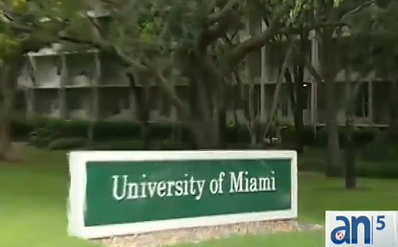 La policía de Coral Gables arrestó a dos jugadores de fútbol americano de la Universidad de Miami acusados de asaltar sexualmente a una joven.