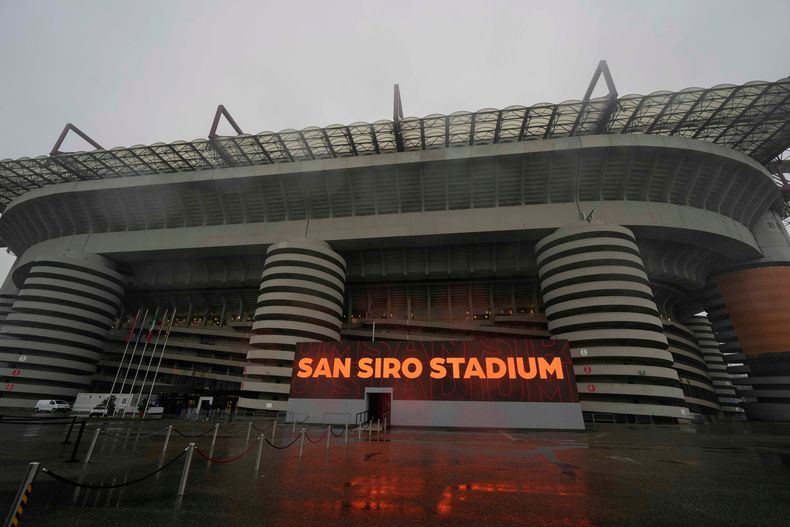 La lluvia cae sobre el estadio San Siro de Milán, el 27 de enero de 2025. (AP Foto/Luca Bruno)