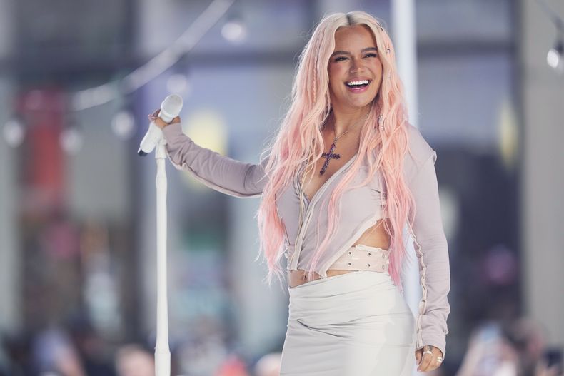 ARCHIVO - Karol G durante su presenntacion en el programa Today de NBC en la Plaza Rockefeller el viernes 30 de junio de 2023, en Nueva York. Karol G será honrada con el Premio Billboard Espíritu de la Esperanza en los Premios Billboard de la Música Latina el 5 de octubre de 2023. (Foto Charles Sykes/Invision/AP)
